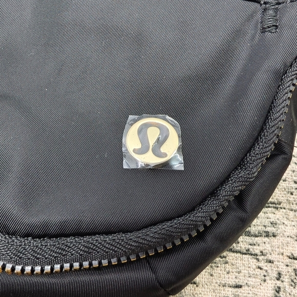 Lululemon - All Night Festival Bag - Micro 2L - Black/Gold - Picture 6 of 6